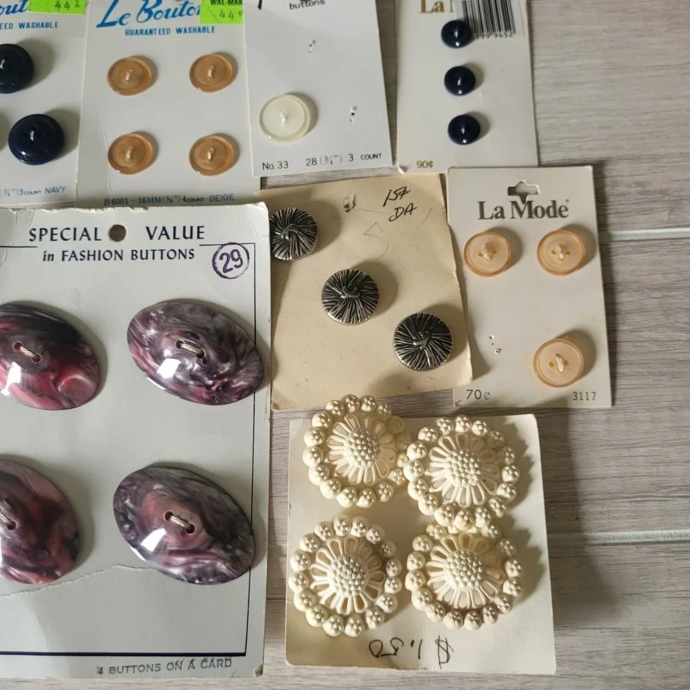 Bundle Of Vintage Sewing Buttons On Cards Arts Crafts Collectible Multicolore